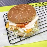 バンズでいつもに新風を…目潰しエッグチーズバーガー